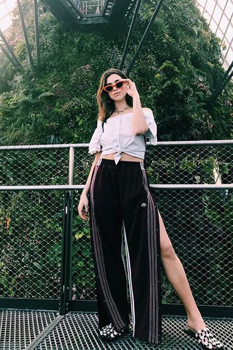 Dua Lipa usa blusa de nó e maxi pantalona