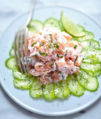 Cette recette ultra fraîche est idéale en cas de grosse chaleur : carpaccio de concombre, tartare de saumon au fromage blanc. Un plat rapide et délicieux!