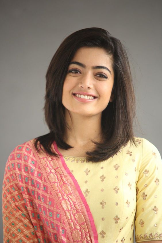 Actress Rashmika Mandanna Cute Stills - LinksInd