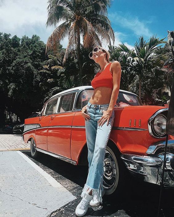 Jens de franjas, cropped top e sneakers brancos são os queridinhos da Carolina Lindo
