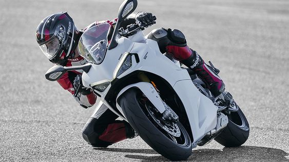 La moto de sport routière Ducati change de nom et devient SuperSport 950, renouvelant également son esthétique, son équipement électronique et la richesse de ses équipements, tout en se conformant aux réglementations anti-pollution Euro 5.