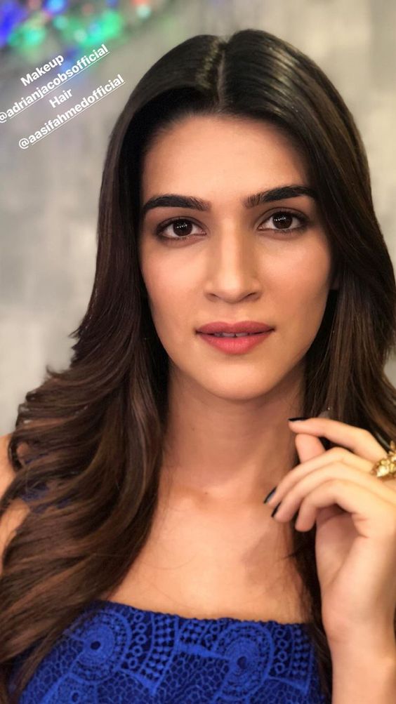 kriti-sanon-s**y-yoga-hot