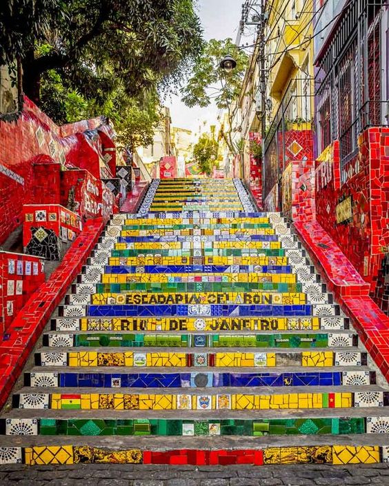 Escaderia Salderon es una escalera de azulejos y pintadas vívidamente que conecta los barrios de Río de Janeiro, Brasil.