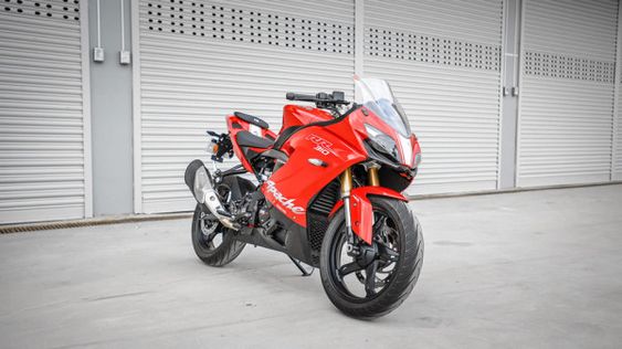 Essa é a pequena esportiva Apache RR 310, uma moto de 310cc cheia de estilo, veja!