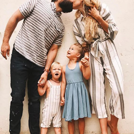 Never stop smoochinâ in front of your kids! (Even if they act repulsed.) ð @bri.dietz #aliceandames #family #love