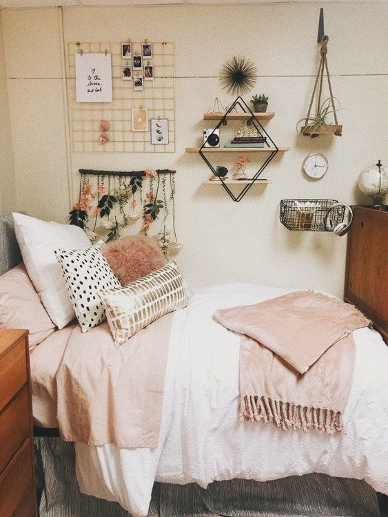 62 Cute Dorm Rooms That You Need To Copy This Semester | Justaddblog.com #dormroom #dormdecor