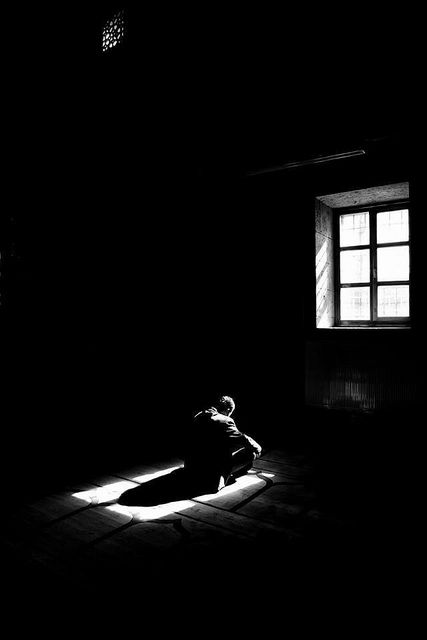 Sei luce, non lo sai, quando passi mentre non guardi, gambe molli, testa china nei tuoi perché mentre lasci che io lanci il mio buongiorno al vento .