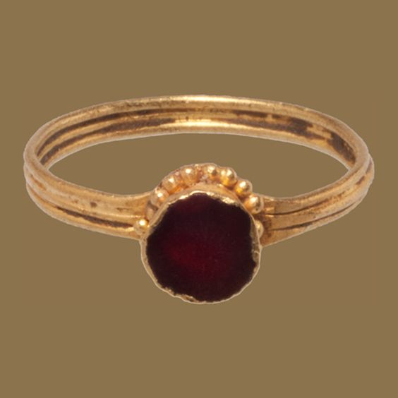 OSTROGOTHIC GARNET IN A CUP BEZEL Italy, 5-6th century Gold and garnet