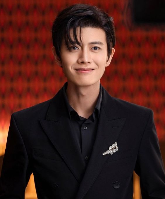 Allen Ren Atualizações do Jialun Work Studio Weibo Preferes Jialun em ternos ou vestidos casuais? #Allen Ren