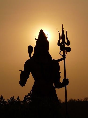 Shiva ou Xiva Ã© um deus ("Deva") hindu, o Destruidor (ou o Transformador), participante da Trimurti juntamente com Brama (Brahma), o Criad...