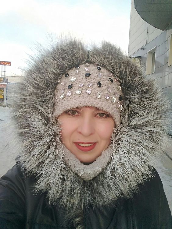 Шапка спицами со стразами