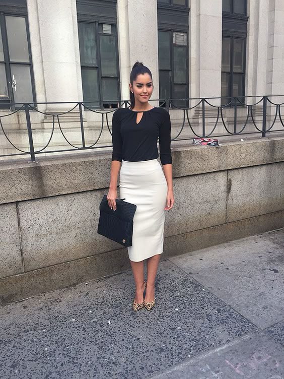 Encontramos a la Miss Universo a su salida de un evento en Nueva York luciendo muy elegante con esta falda lápiz de Zara, top negro de manga tres cuartos de Ann Taylor, zapatos en punta con estampado de leopardo de Chinese Laundry y un bolso tipo sobre de Vince Camuto.