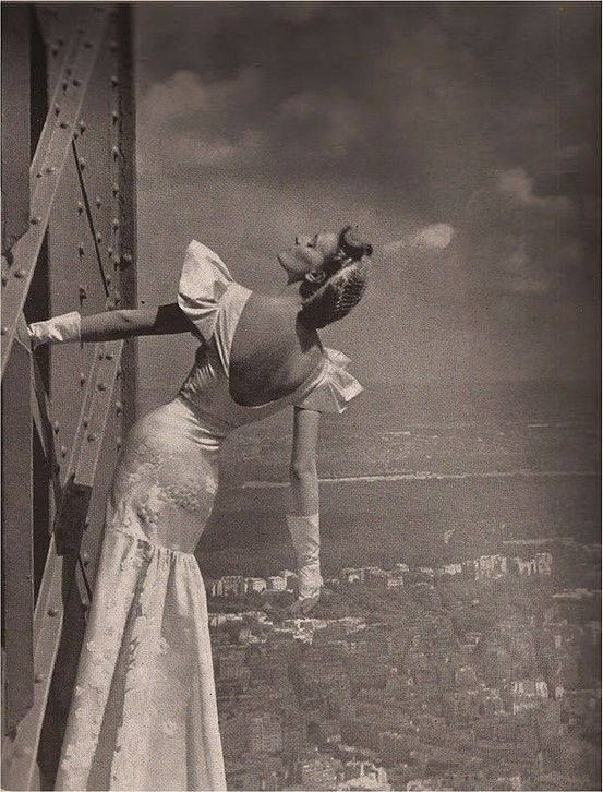 1939: Revista Harper's Bazaar. La Torre Eiffel cumple 50 años. Vestido realizado por Mainbocher.