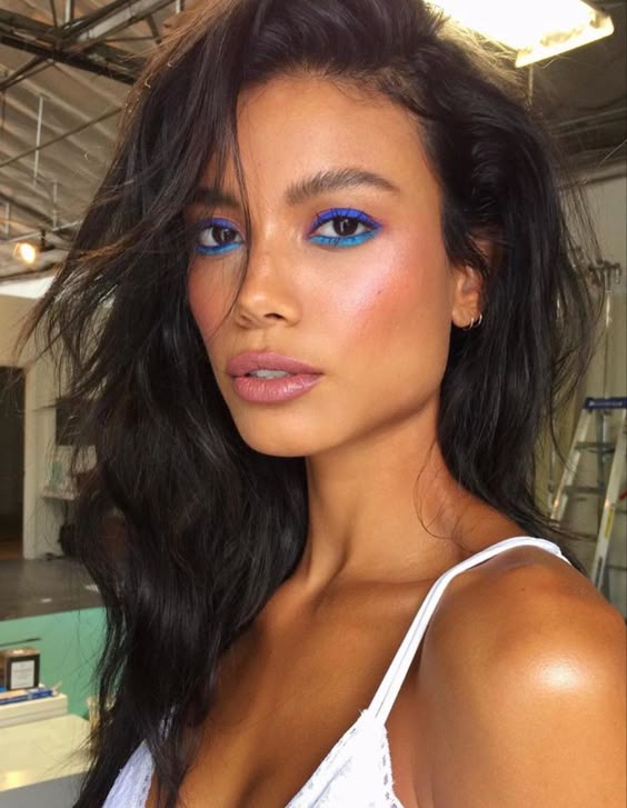 Deep blue and royal blue eyeliner and bronzed skin makeup look by @brittsully ðð