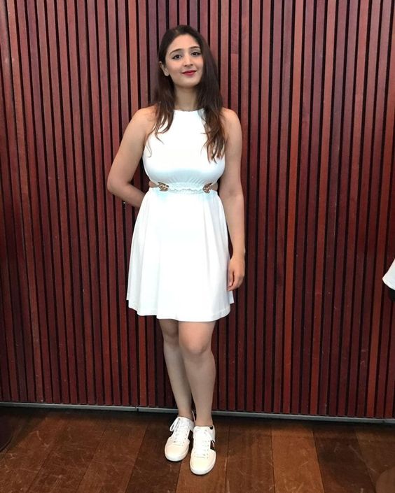 angel-rai-singer-hot