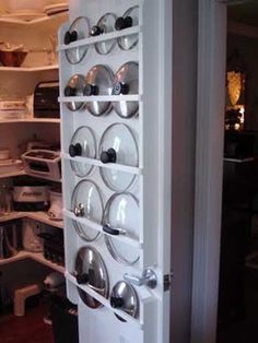 Soluciones Practicas Para Organizar Las Tapaderas Ollas Y Sartenes De La Cocina Muebles Para Despensa Diseno De Despensa De Cocina Diseno De Despensa