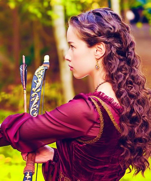 Anna Popplewell (Susan from Narnia) in a TV series called "Reign" that I know nothing about but she has a bow...... Susan had a bow....... I\'m happy now......