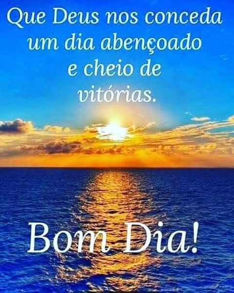 Por do sol com lindo céu azul.