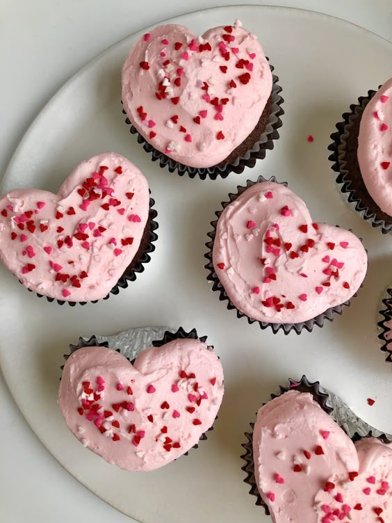 This Trick for Making Heart-Shaped Cupcakes Without a Special Pan Is Ingenious