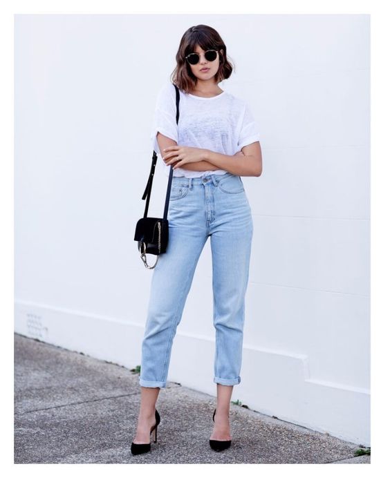 As calças Mom jeans foram um sucesso nos anos 80 e atualmente voltaram com tudo para compor looks elegantes e modernos, vai lá no blog conferir as inspirações. #momjeans #anos80 #moderno #lookdodia #moda #tendencia #fashion #fashionista #emalta