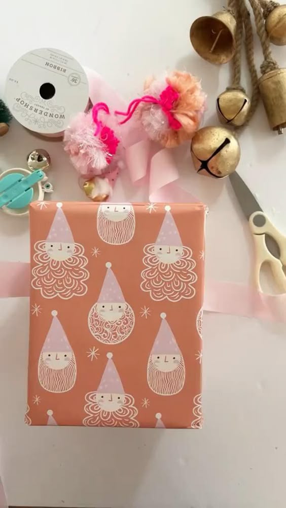 Christmas gift wrap, how to tie a bow