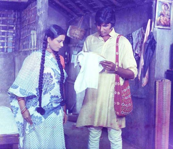 Rekha and Amitabh Bachchan in a still from Hrishikesh Mukherjee\'s Alaap (1977)