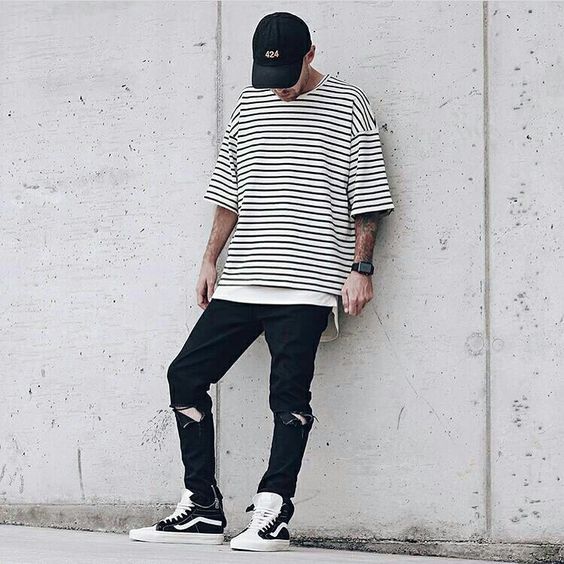 Hãy với những chiếc áo thun freesize cùng jean rách gối như thế này