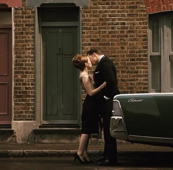 Tommy as Ronald Kray / Reginald Kray & Emily Browning - Legend (2015) / TH0083