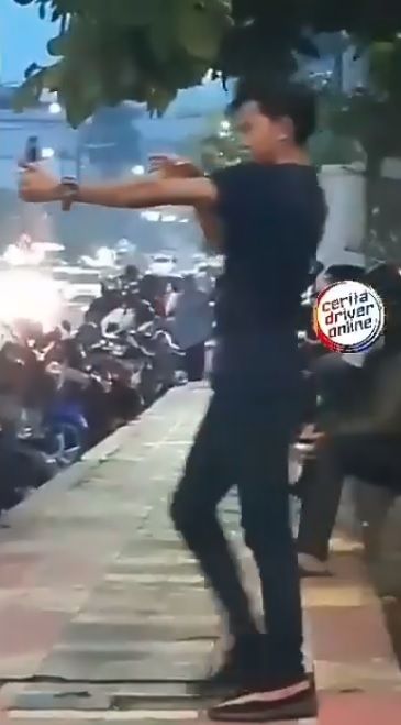 Remaja rekam video/Facebook