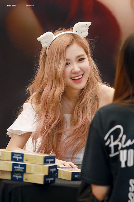 Vòng 1 khiêm tốn hay bốc lửa thì mặc váy mới đẹp, Rosé và Hyo Yeon sẽ cho bạn câu trả lời