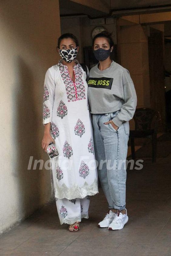 Malaika Arora and sister Amrita Arora snapped at Kareena Kapoor\'s residence