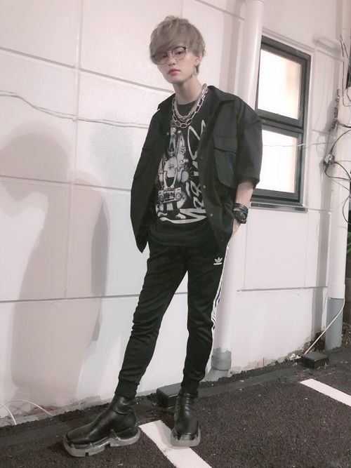 全身総ブラックでもカジュアルに スキニーとブーツで足が長く見えるよやったね スキニー カジュアル ブーツ 全身総ブラックでもカジュアルに スキニーとブーツで足が長く見えるよやったね スキニー カジュアル ブーツ