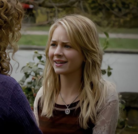 Britt robertson as cassie blake in season 1 episode 1 of the secret circle