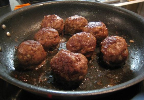 Mummoni lihapullat kermakastikkeessa