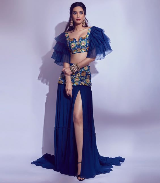 If a minimal and a cozy destination is all that you seek, we suggest you take a look at Diana Penty, who is clad in this scene-stealing blue lehenga set by Diya Rajvvir, that was presented by the designers at the Bombay Times Fashion Week show, held in association with Aza.