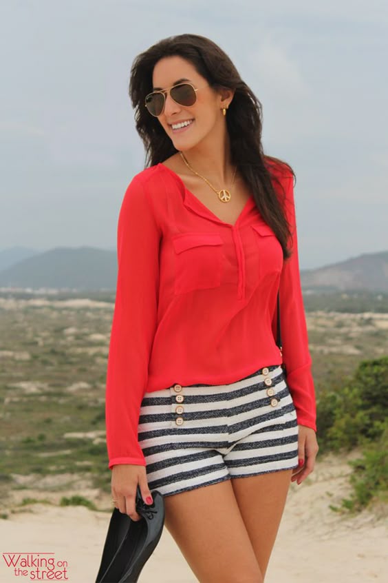 Look navy camisa vermelha short listras azul e branco acessórios preto