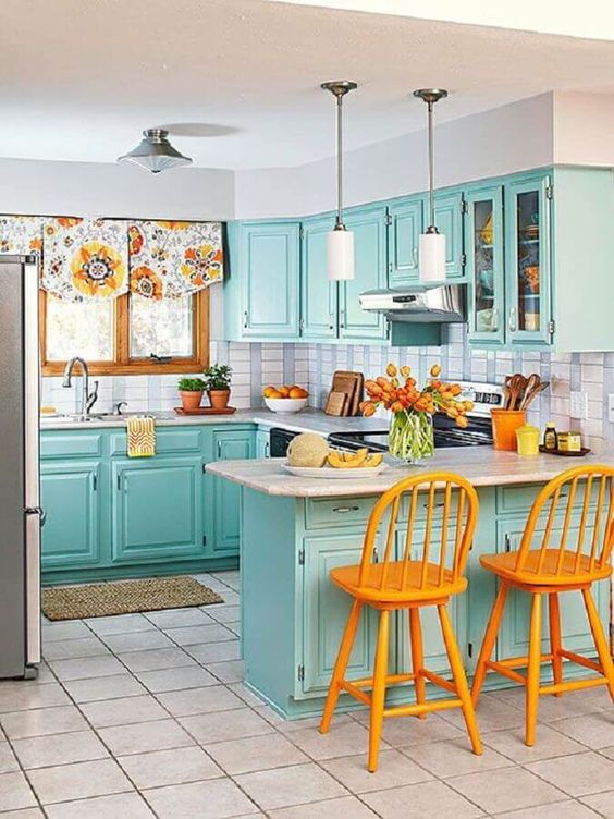 Na decoração retrô para cozinha verde água as banquetas amarelas foram responsáveis por deixar o ambiente mais alegre – Foto: Home Decoration Ideas. Decoração retrô para cozinha verde água com banquetas amarelas #verde #verdeaguaimagens #verdeaguafundo