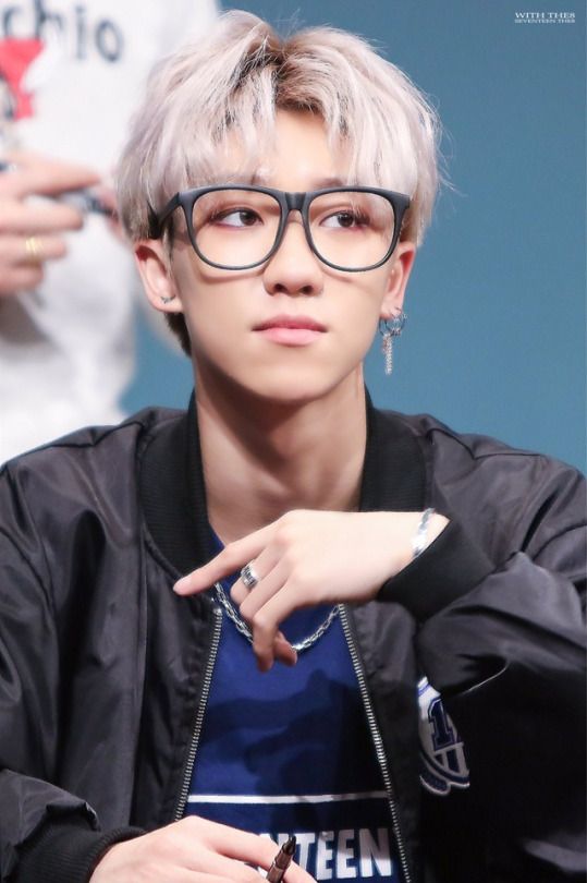 PLEDIS 17 THE8 in glasses!!!