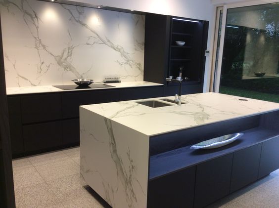 Prachtig Dekton Aura marmerdesign in deze moderne keuken - door Ilwa St-Martens-Latem by Louis Culot keukenwerkbladen