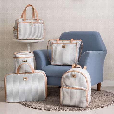 O Conjunto de Bolsas Maternidade Lollipop Cinza Hug é incrÃvel! Essas bolsas de maternidade com listras ficam incrÃveis com qualquer look da mamãe, para ir à maternidade, ou nos passeios com o pequeno! Cada tamanho e formato é ideal para uma ocasião, não fique sem a sua!