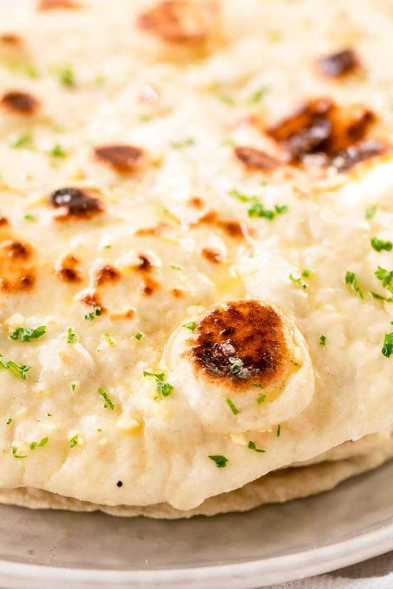 If you love naan but want to have it on the table in no time try this quick naan recipe. You can make naan bread in 15 minutes and it tastes amazing! No yeast so no waiting time. Want to try visit thetortillachannel.com for the full recipe #thetortillachannel #naan #quicknaanrecipe #naanrecipe #naanbread
