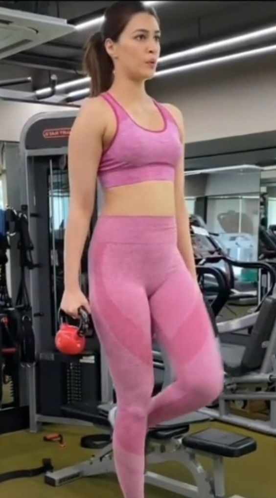 kriti-sanon-s**y-yoga