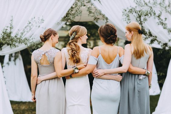 INNA Studio_bride with a wedding bouquet photo of bridesmaids bridesmaids at the wedding pastel colors of the dresses / panna młoda z bukietem ślubnym zdjęcie z druhnami druhny na ślubie pastelowe kolory sukienek / fot. Bajkowe Śluby