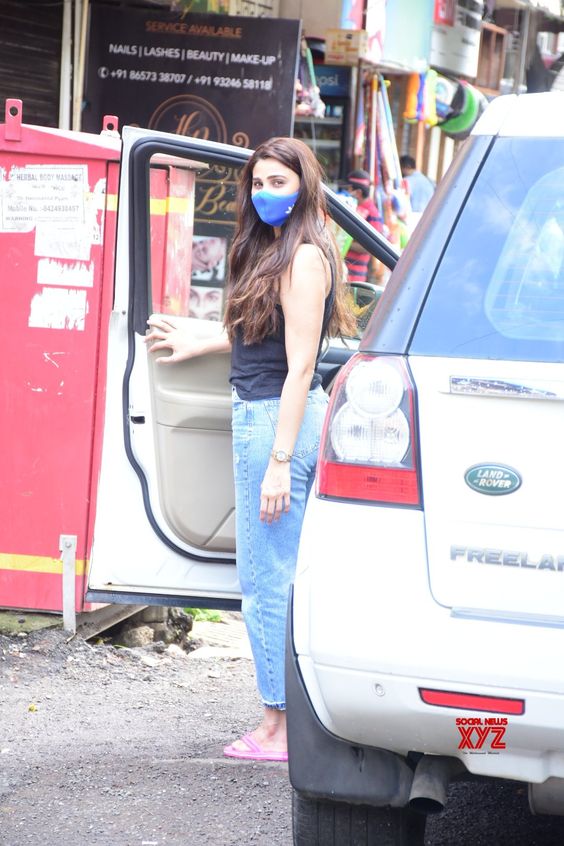 Actress Daisy Shah Spotted At Bandra Gallery - Social News XYZ