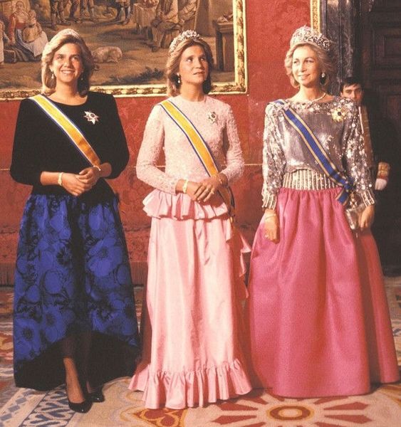 DNARoyals on Instagram: “La Regina Sofia di Spagna e le figlie, l’Infanta Elena e l’Infanta Cristina negli anni ‘80 👑 🇪🇸 Queen Sofia of Spain with her daughters…”