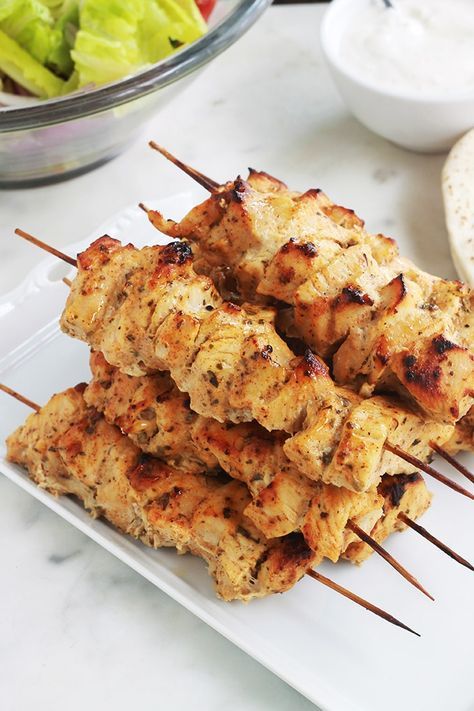 Chich Taouk Recette Brochettes De Poulet Marine Recipe Taouk Recipe Chicken Skewer Recipe Marinated Chicken Kebabs