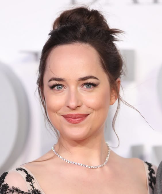 Dakota Johnson Always Wears These 5 Beauty Looks — & No One Has Noticed #refinery29 https://www.refinery29.com/en-us/2017/10/174812/dakota-johnson-hair-makeup-trends-2017#slide-3