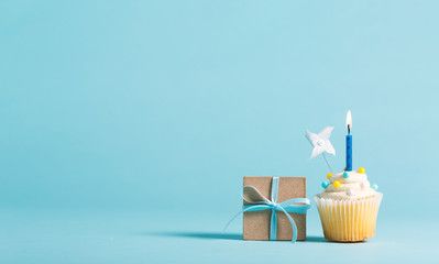 Cupcake With Candle And Present Box Celebration Theme 誕生日の壁紙 誕生日のお祝いの画像 ハッピーバースデー Cupcake With Candle And Present Box Celebration Theme 誕生日の壁紙 誕生日のお祝いの画像 ハッピーバースデー