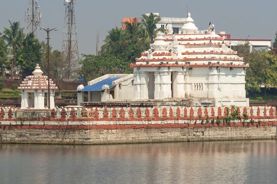 Brahma Temple and Bindu Sagar Tank – Bhubaneswar – Kevin Standage