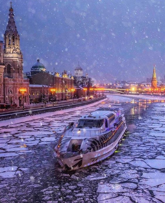 Ледоколы в Москве - зимняя навигация Ледоколы в Москве - зимняя навигация